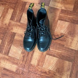 Dr Martens lace up boots men’s SZ 7.  Woman’s sz… 8.5 woman’s